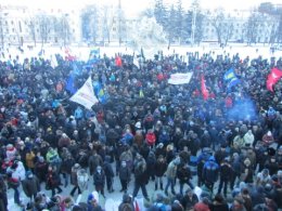 В Днепропетровске силовики поливают протестующих водой