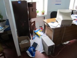 В Коломые молятся и громят офисы ПР