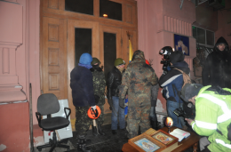 Захват Минюста усложняет переговоры и может привести к введению ЧП