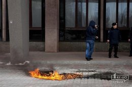 При нападении на горсовет Кривого Рога пострадали милиционеры (ФОТО)