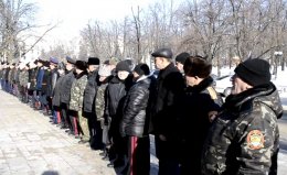 Луганскую областную администрацию охраняют казаки и "Беркут" (ВИДЕО)