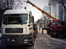 На углу улиц Институтской и Шелковичной начали разбирать баррикаду (ФОТО)
