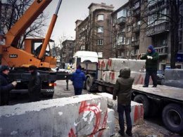 На углу улиц Институтской и Шелковичной начали разбирать баррикаду (ФОТО)