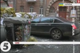 Автомобиль Bentley занесло на баррикаду возле Министерства юстиции (ВИДЕО)