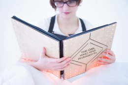 Книга передает переживания героя с помощью сенсоров (ВИДЕО)