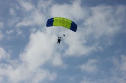 Девушка выжила после неудачного прыжка с парашютом