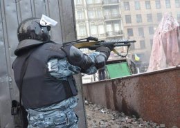 В сети появилось видео, как "Беркут" на Грушевского стреляет из боевого оружия (ВИДЕО)