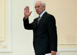 Уволенный Азаров покинул территорию Украины