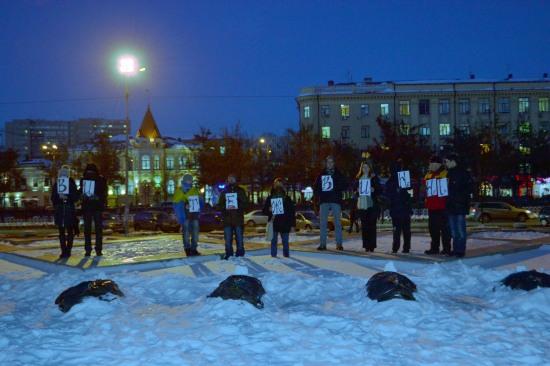 Возле здания Днепропетровского горсовета активисты соорудили надгробия (ФОТО)