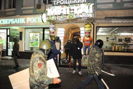 "Титушек", устроивших погромы в Киеве, выдали кроссовки (ФОТО)