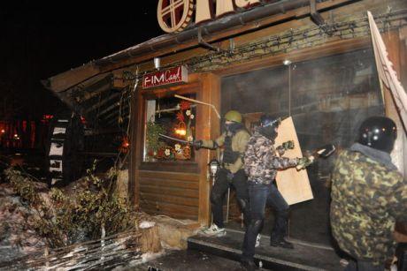 "Титушек", устроивших погромы в Киеве, выдали кроссовки (ФОТО)