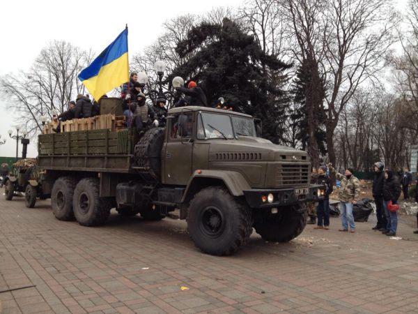 Активисты Евромайдана начали уборку Мариинского парка (ФОТО)