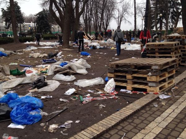 Активисты Евромайдана начали уборку Мариинского парка (ФОТО)