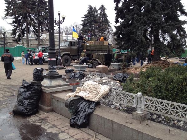 Активисты Евромайдана начали уборку Мариинского парка (ФОТО)