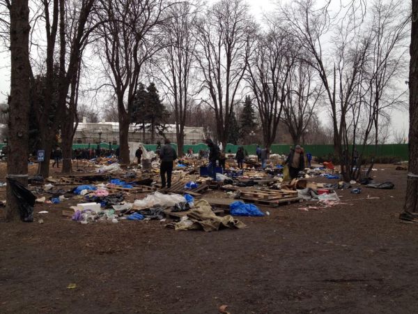 Активисты Евромайдана начали уборку Мариинского парка (ФОТО)