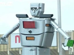 В Конго обычные светофоры заменили человекоподобными роботами (ВИДЕО)