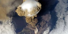 Как выглядит извержение вулкана с орбиты планеты (ВИДЕО)