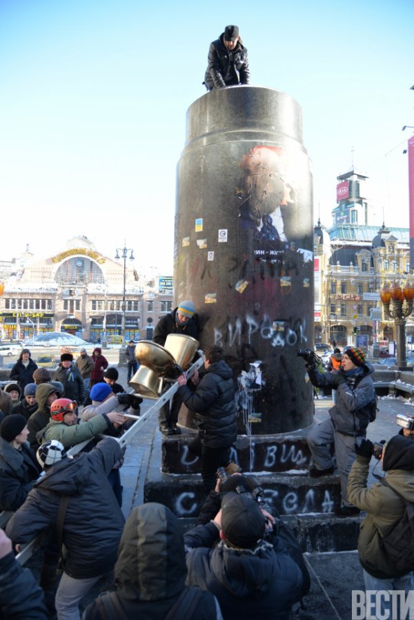 Золотой унитаз вместо Ленина в центре Киева (ФОТО)