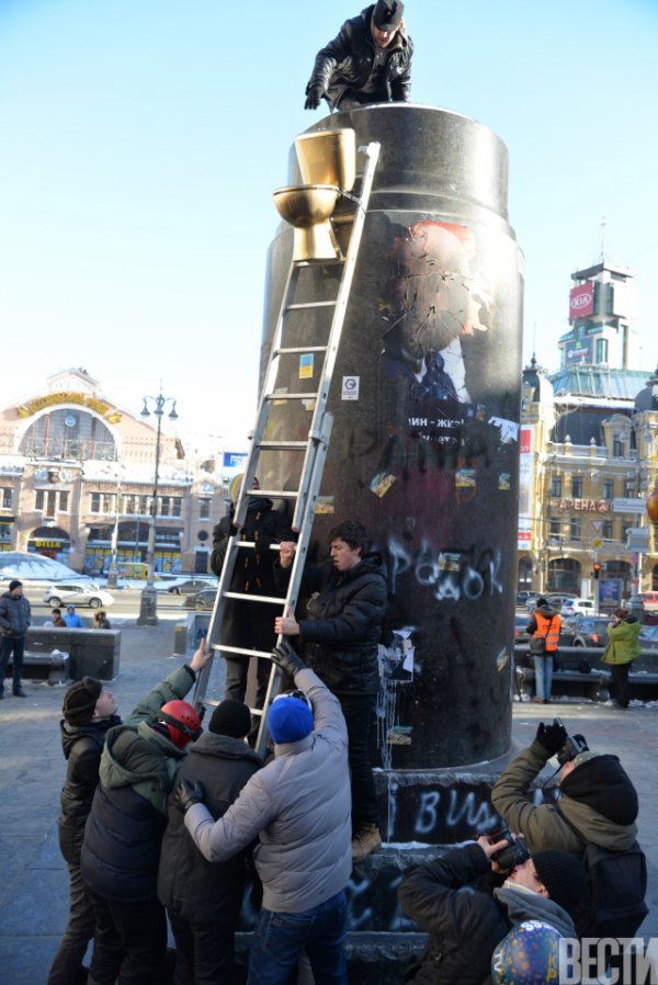 Золотой унитаз вместо Ленина в центре Киева (ФОТО)