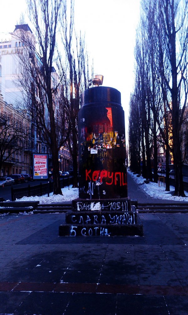 Золотой унитаз вместо Ленина в центре Киева (ФОТО)