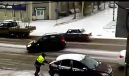 Добрый гаишник стал звездой интернета (ВИДЕО)