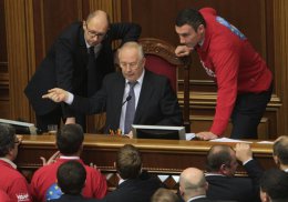 Яценюк и Рыбак предложили друг другу отправиться в отставку