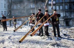 На баррикады Евромайдана приехали гуцулы с трембитами (ВИДЕО)