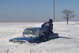 На дорогах Одесчины машины "тонут" в снегу (ВИДЕО)