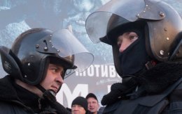 Офицер ВВ: "Не могу понять, что нужно этим людям. Зарплаты маленькие, но кризис проходит" (ВИДЕО)