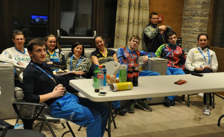 Сочи-2014. Украинские биатлонисты смотрят Церемонию Открытия Игр на диване (ФОТО)