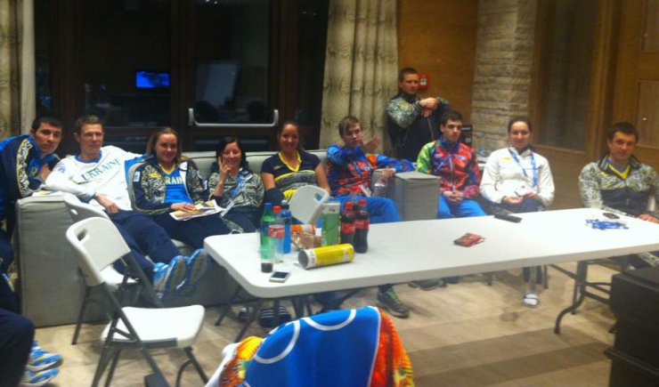 Сочи-2014. Украинские биатлонисты смотрят Церемонию Открытия Игр на диване (ФОТО)