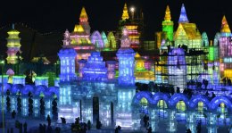 В Китае построили 20-этажный ледяной дворец (ФОТО)