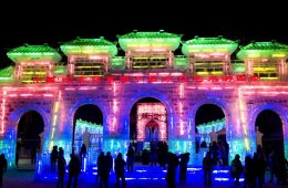 В Китае построили 20-этажный ледяной дворец (ФОТО)