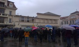Акция поддержки оппозиционного российского канала "Дождь" сотнями зонтов (ВИДЕО)