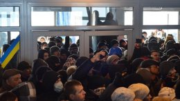 Захваченные сторонниками Евромайдана ОГА постепенно возвращаются к работе