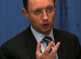 Арсений Яценюк: "Сейчас позиция трех оппозиционных сил одинакова - текст Конституции 2004 года"