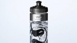 Sony продает водонепроницаемый Walkman в бутылках с водой (ВИДЕО)