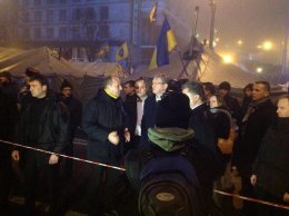 Сегодня ночью Штефан Фюле посетил Майдан и пообщался с оппозицией (ФОТО)