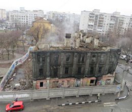 В центре Киева старый дом дымит третий день, а службы не реагируют