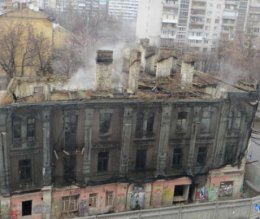 В центре Киева старый дом дымит третий день, а службы не реагируют