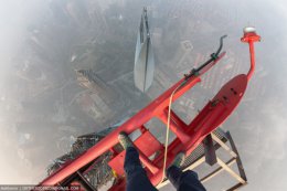 Экстремалы взобрались на строящуюся Шанхайскую башню (ВИДЕО)