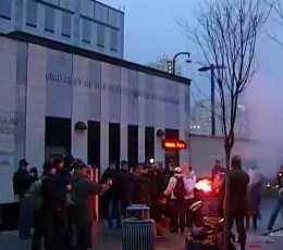Антимайдановцы устроили перфоманс у посольства США в Киеве (ВИДЕО)