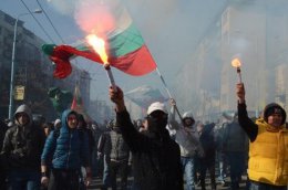 Разъяренная толпа напала на мечеть в Болгарии (ВИДЕО)