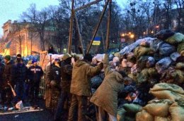 На Грушевского установили металлические ворота (ФОТО)