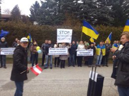 Автомайдан приехал  к дому Клюева в пригороде Вены (ФОТО)