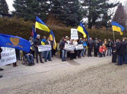 Автомайдан приехал  к дому Клюева в пригороде Вены (ФОТО)