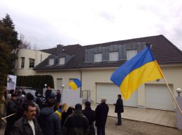 Автомайдан приехал  к дому Клюева в пригороде Вены (ФОТО)