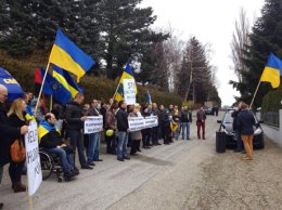 Автомайдан приехал  к дому Клюева в пригороде Вены (ФОТО)