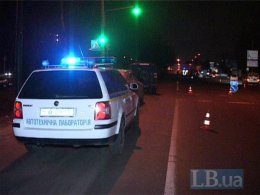 В Киеве под колесами автомобиля Mercedes погиб мужчина (ФОТО)