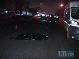 В Киеве под колесами автомобиля Mercedes погиб мужчина (ФОТО)